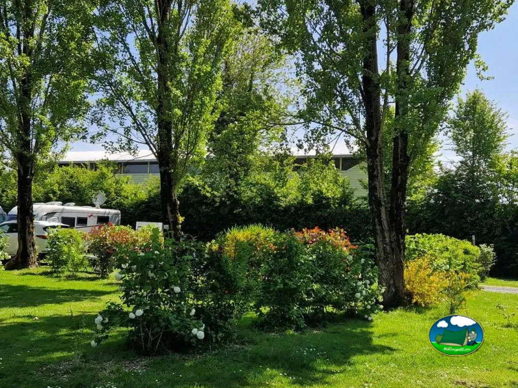 Jardín entre caravanas