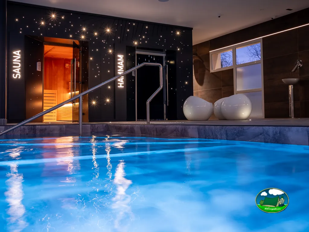 Piscina interior junto a sauna