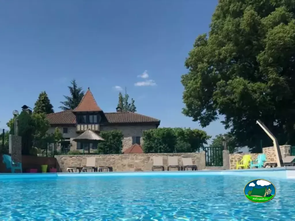 piscina exterior con edificio al fondo