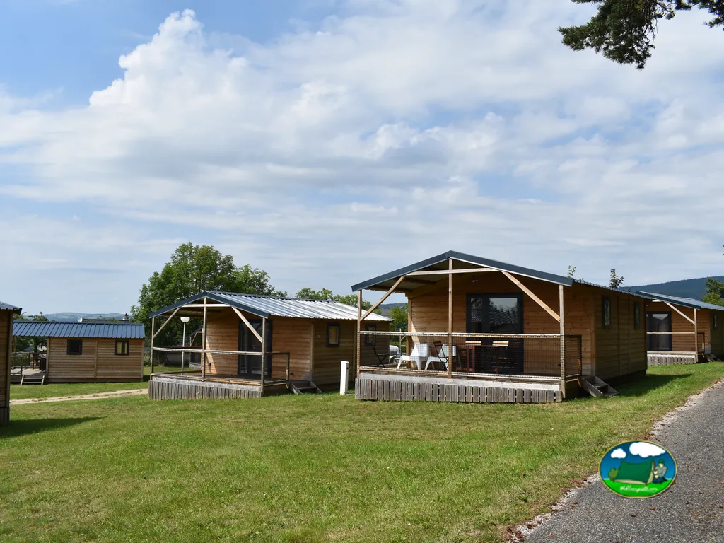 Cabañas de madera sobre pradera