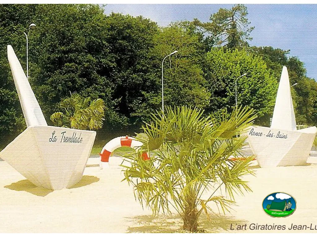 Escultura blanca entre palmeras