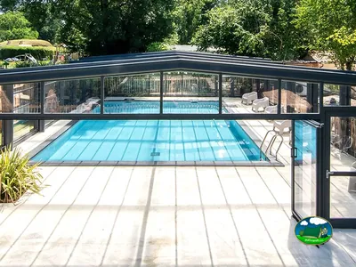 piscina cubierta con terraza