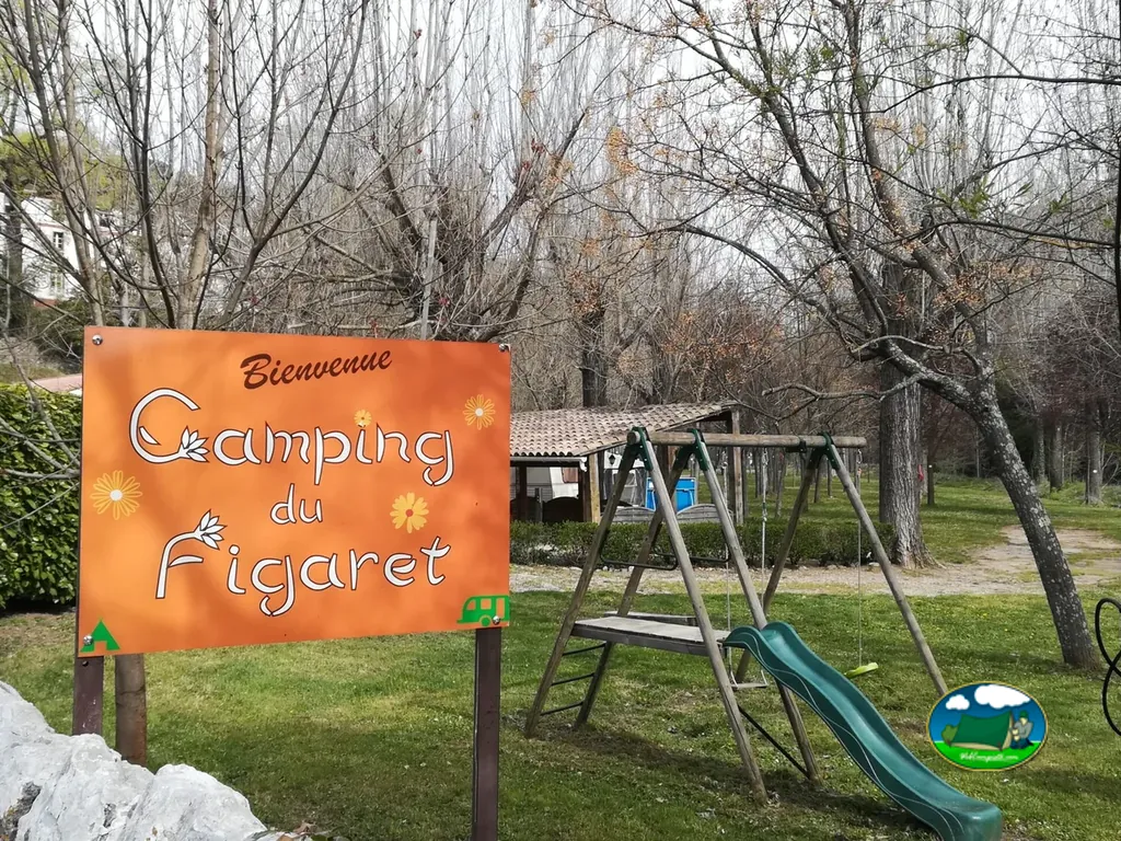 Cartel junto al parque infantil