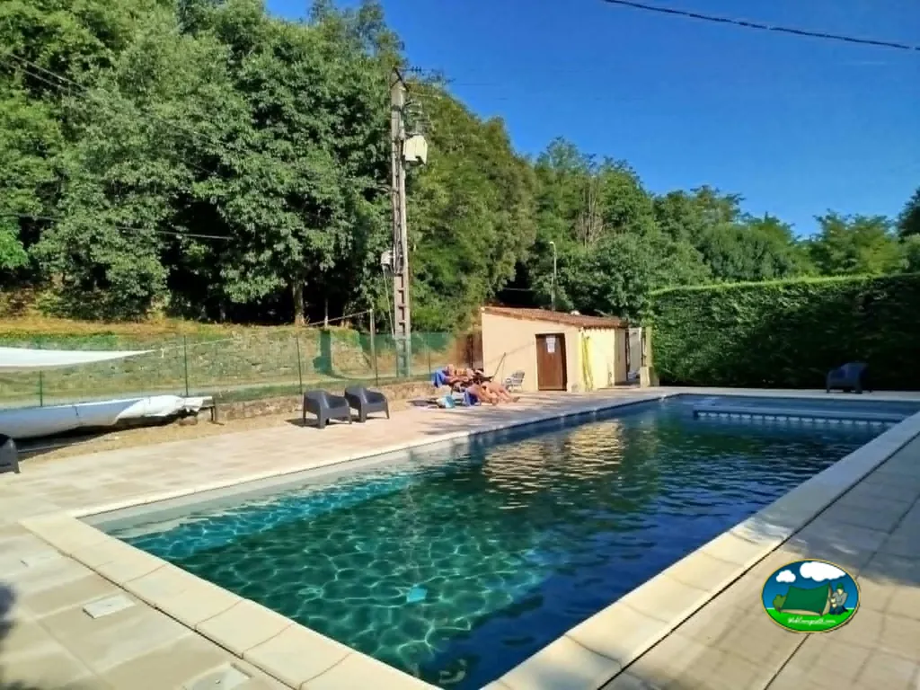 piscina exterior junto a árboles