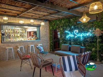 Bar tropical con luces