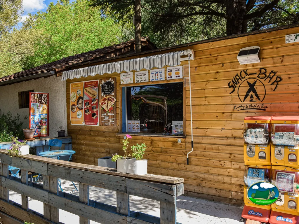 Bar de madera con terraza