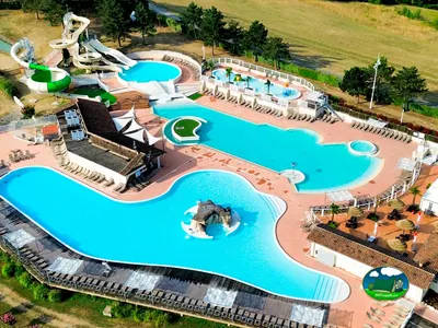 complejo de piscinas y toboganes
