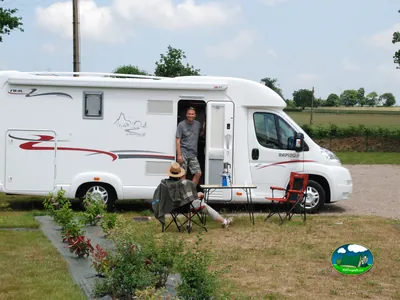 autocaravana junto a parcela