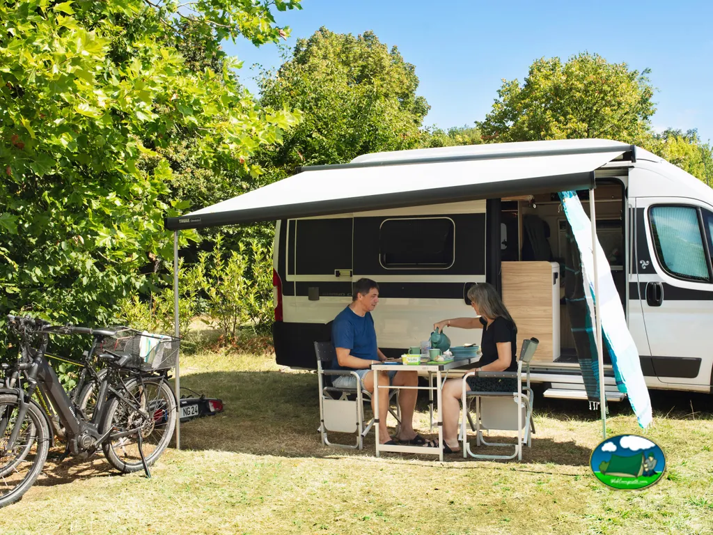 familia junto a autocaravana