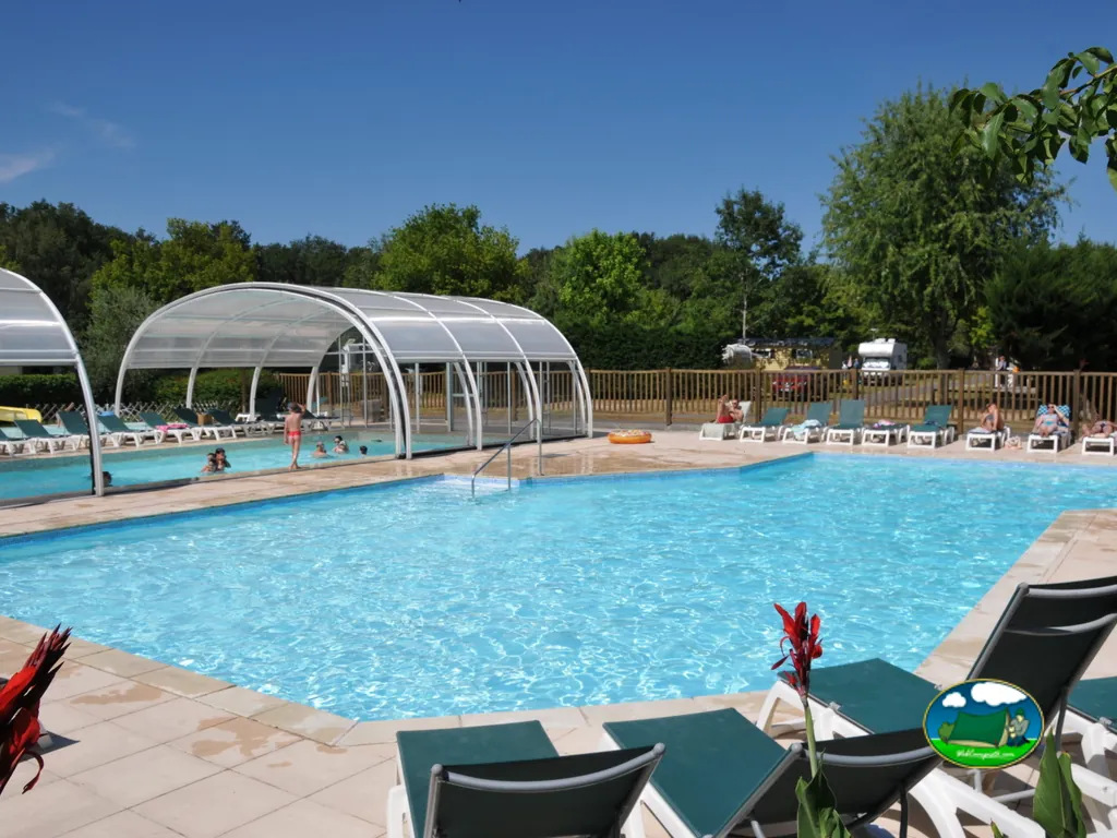 piscina cubierta con bañistas