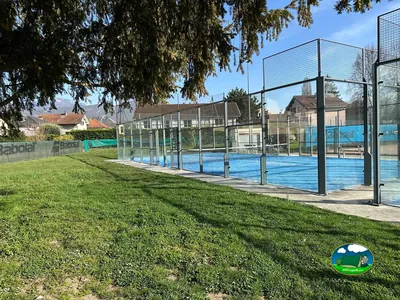 pista de pádel junto a piscina