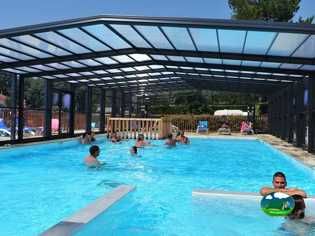 bañistas en piscina cubierta