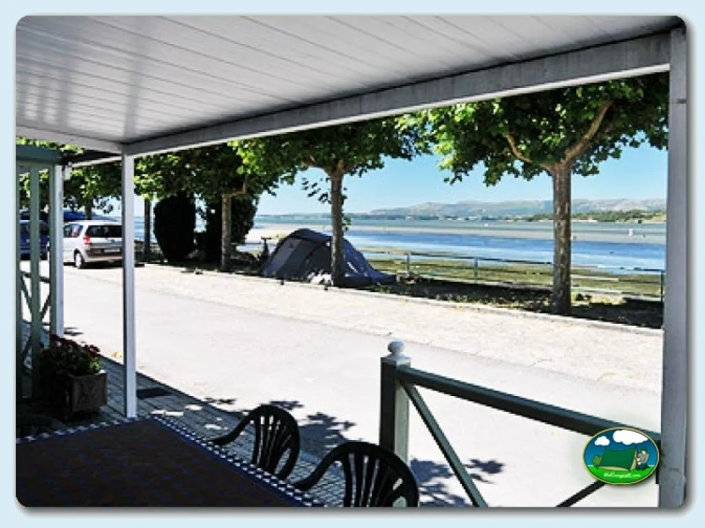 Parcela junto al lago con vistas panorámicas del Camping Río Ulla, Pontevedra (Pontevedra)