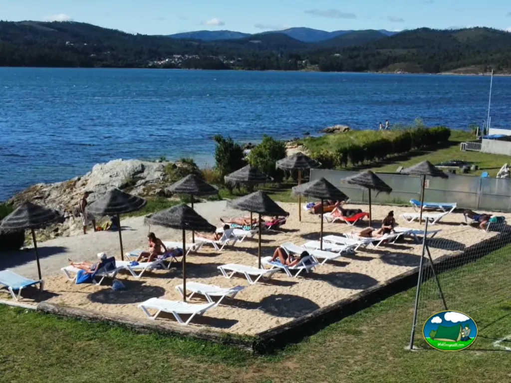 Playa con vistas a la ría de Camping Río Ulla, Vilagarcía de Arousa