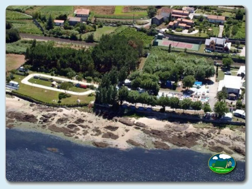 Junto al río con piscina y parcelas del Camping Río Ulla, Pontevedra (Pontevedra)