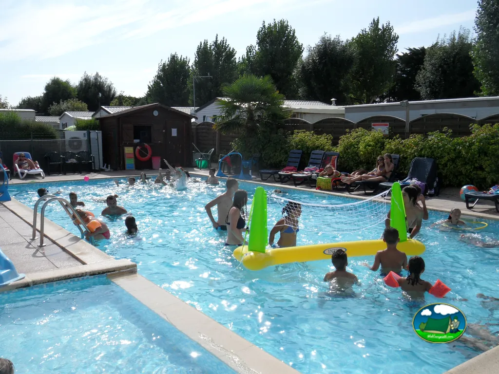 Piscina con juegos inflables