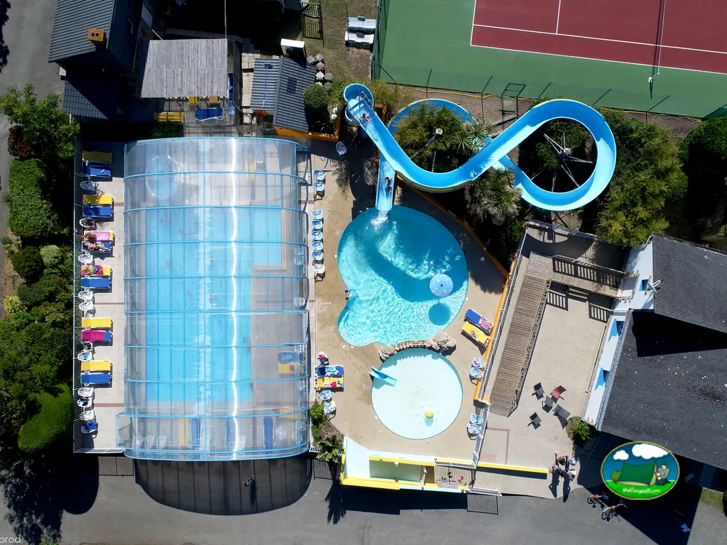 piscina cubierta con tobogán en espiral
