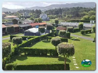 Parcela con mobil-home y vistas a la montaña del Camping Os Delfins, Carballo (A Coruña)