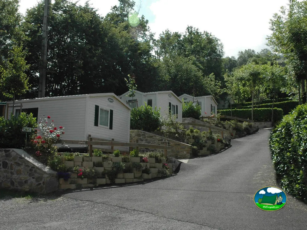 Casas móviles sobre ladera