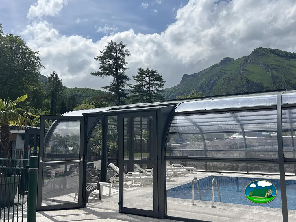 piscina cubierta con montañas al fondo