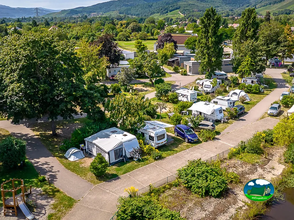 vista aérea de parcelas con caravanas