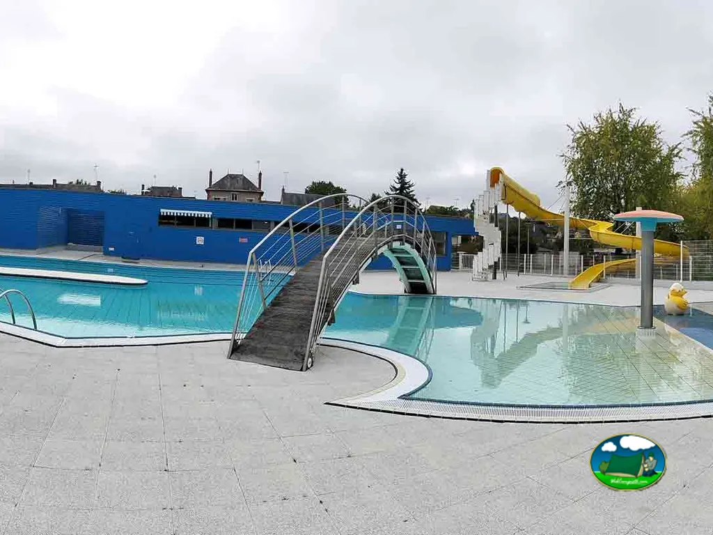 piscina infantil con juegos acuáticos