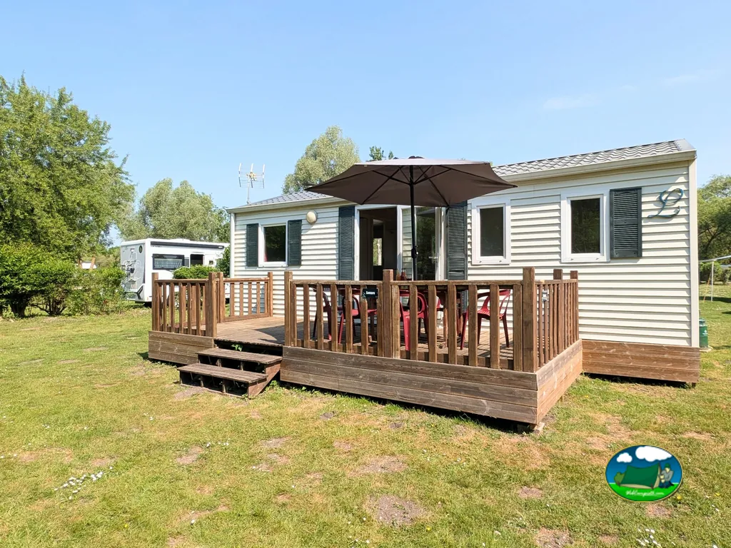 mobil-home con terraza de madera