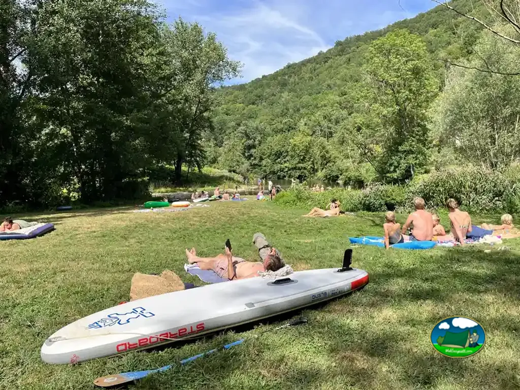bañistas junto al río
