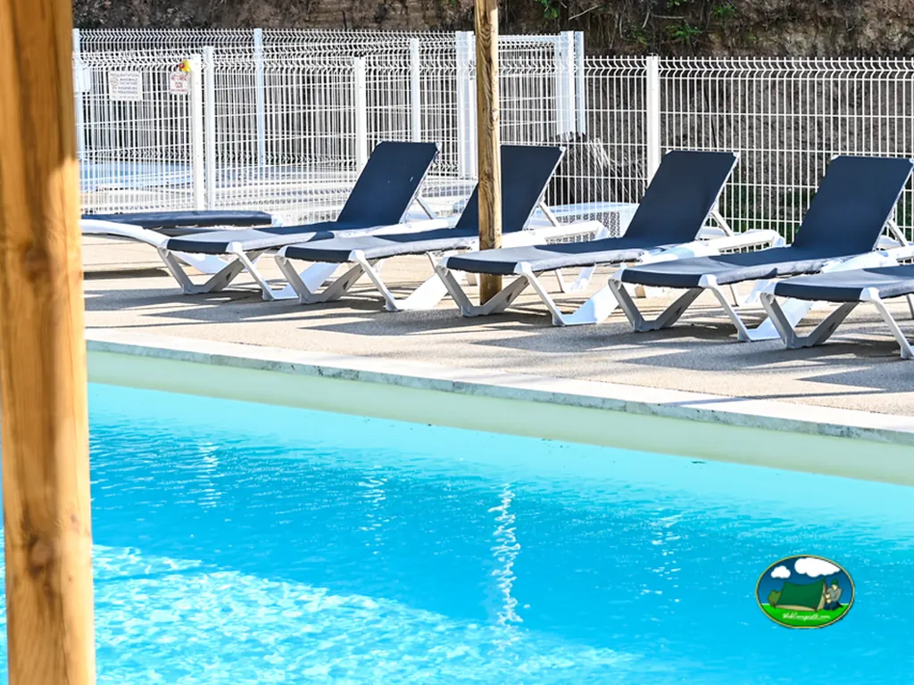 Piscina con tumbonas azules