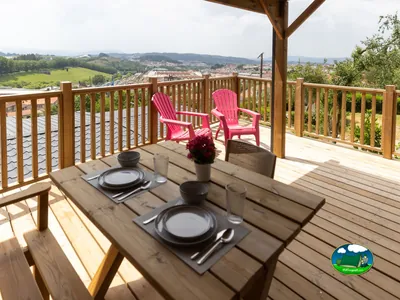 Terraza de bungalow con vistas a Santiago del Camping As Cancelas, Santiago (A Coruña)