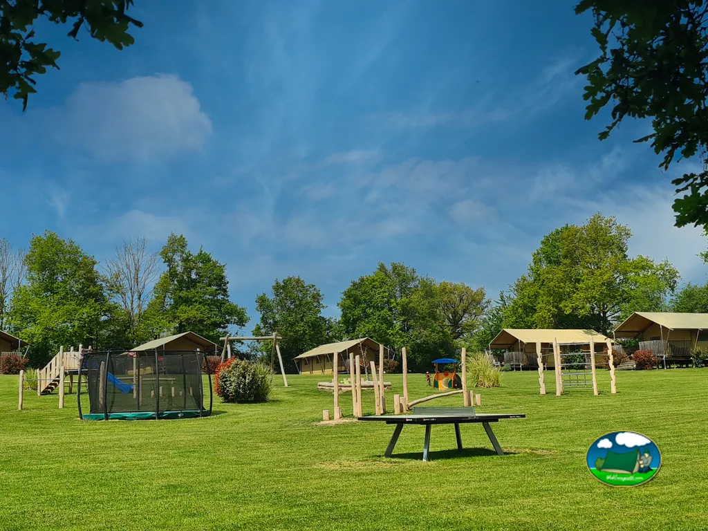 Parque infantil con glamping