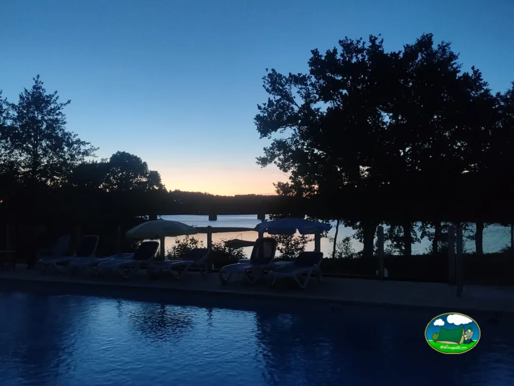 Piscina junto al lago