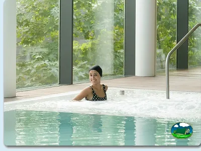 Piscina climatizada con vistas al bosque del Camping Caldas das Taipas, Caldas das Taipas (Braga)