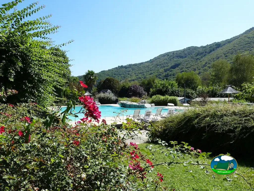 piscina entre flores