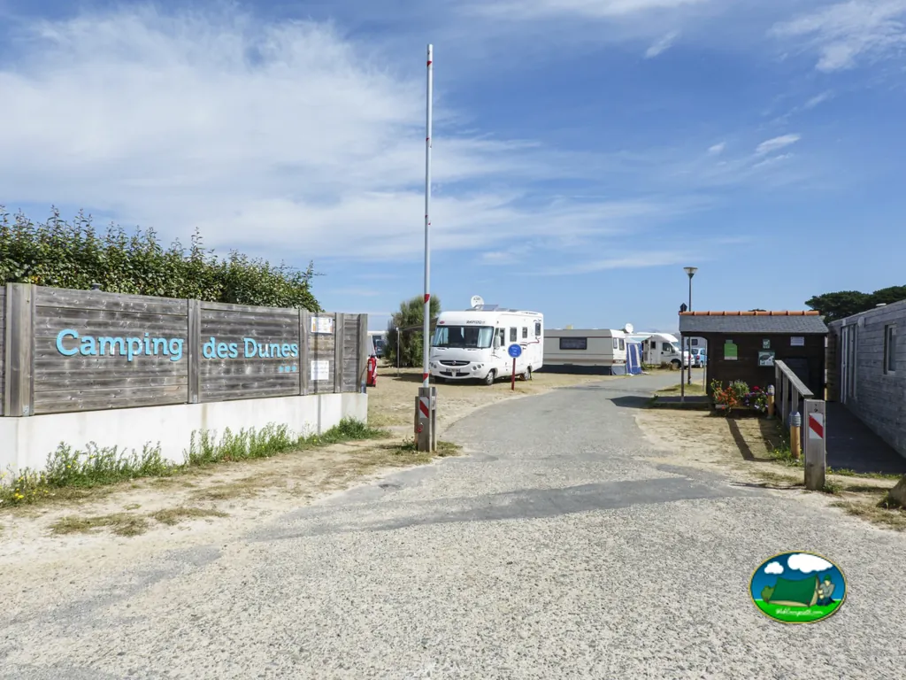 entrada arbolada con autocaravana
