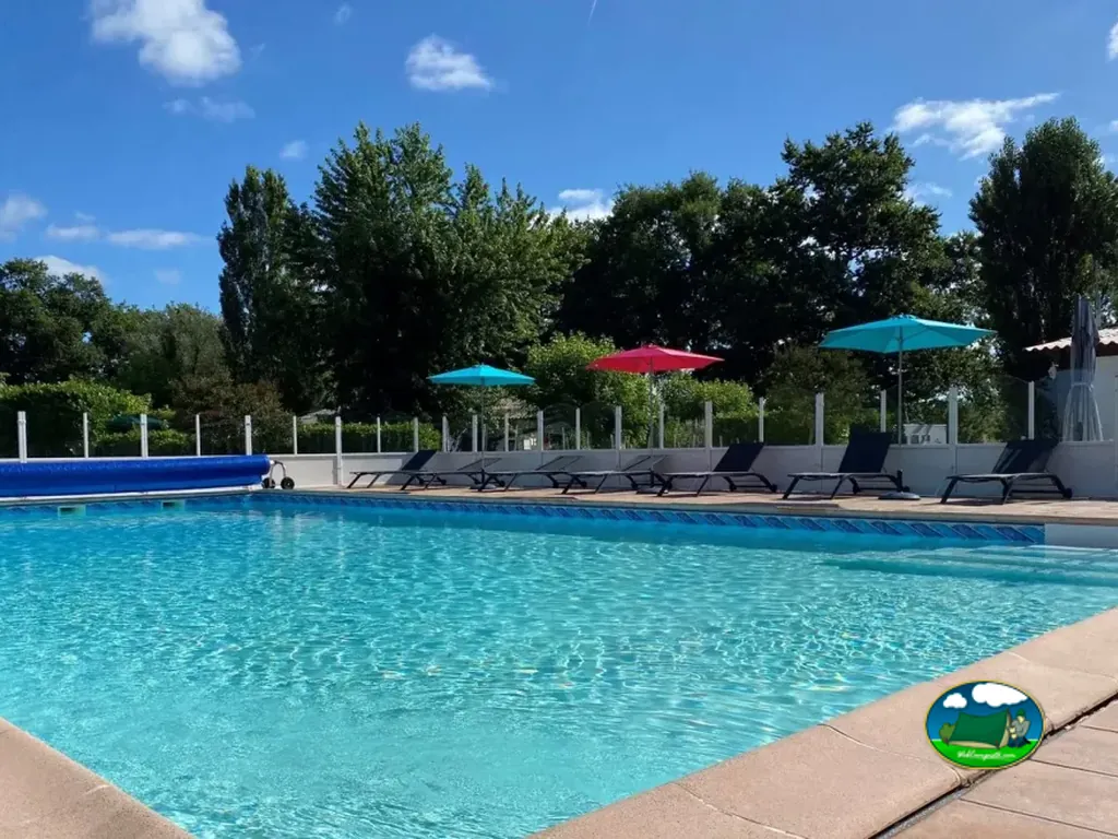 Piscina con sombrillas