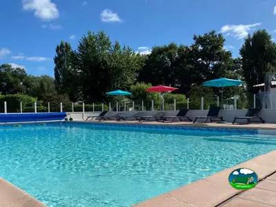 Piscina con sombrillas