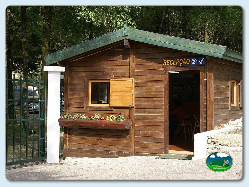 Recepción de madera con entorno boscoso del Camping Merujal, Arouca (Aveiro)