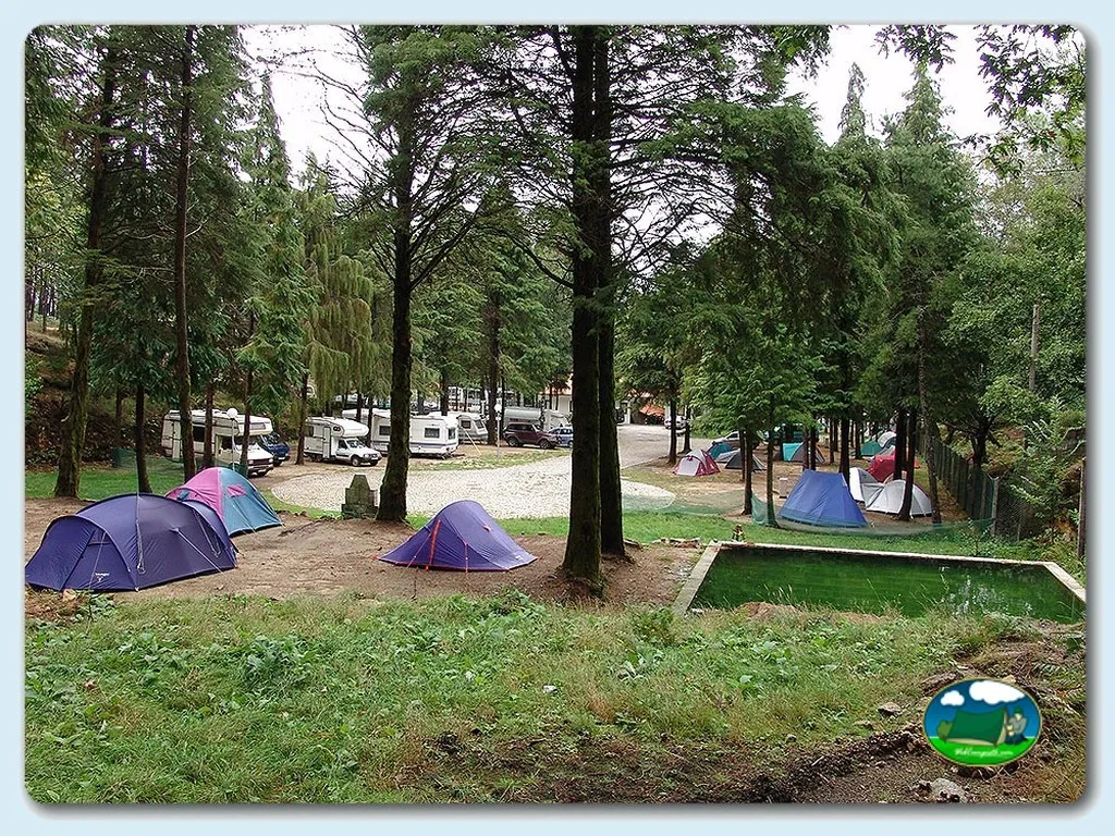 Parcelas con tiendas de acampada entre árboles del Camping Merujal, Arouca (Aveiro)