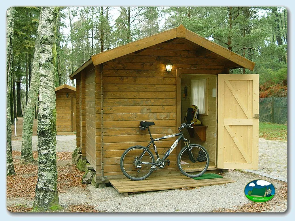 Cabaña de madera entre árboles con terraza del Camping Merujal, Arouca (Aveiro)