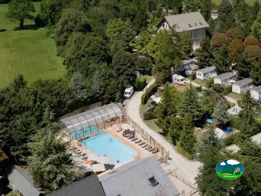 Complejo arbolado con piscina