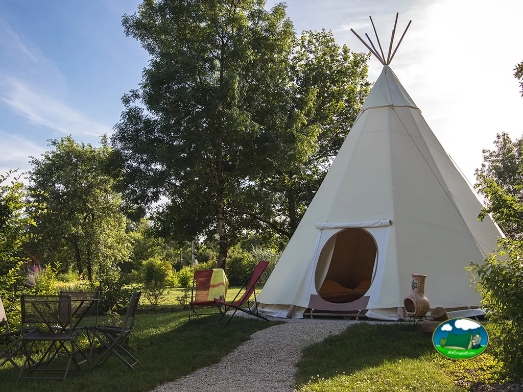 tipi entre árboles