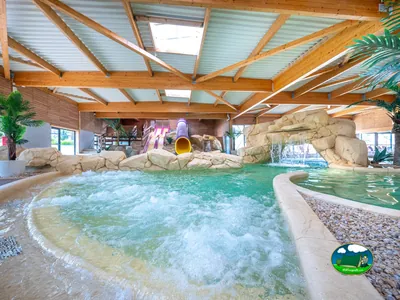 Piscina cubierta con tobogán