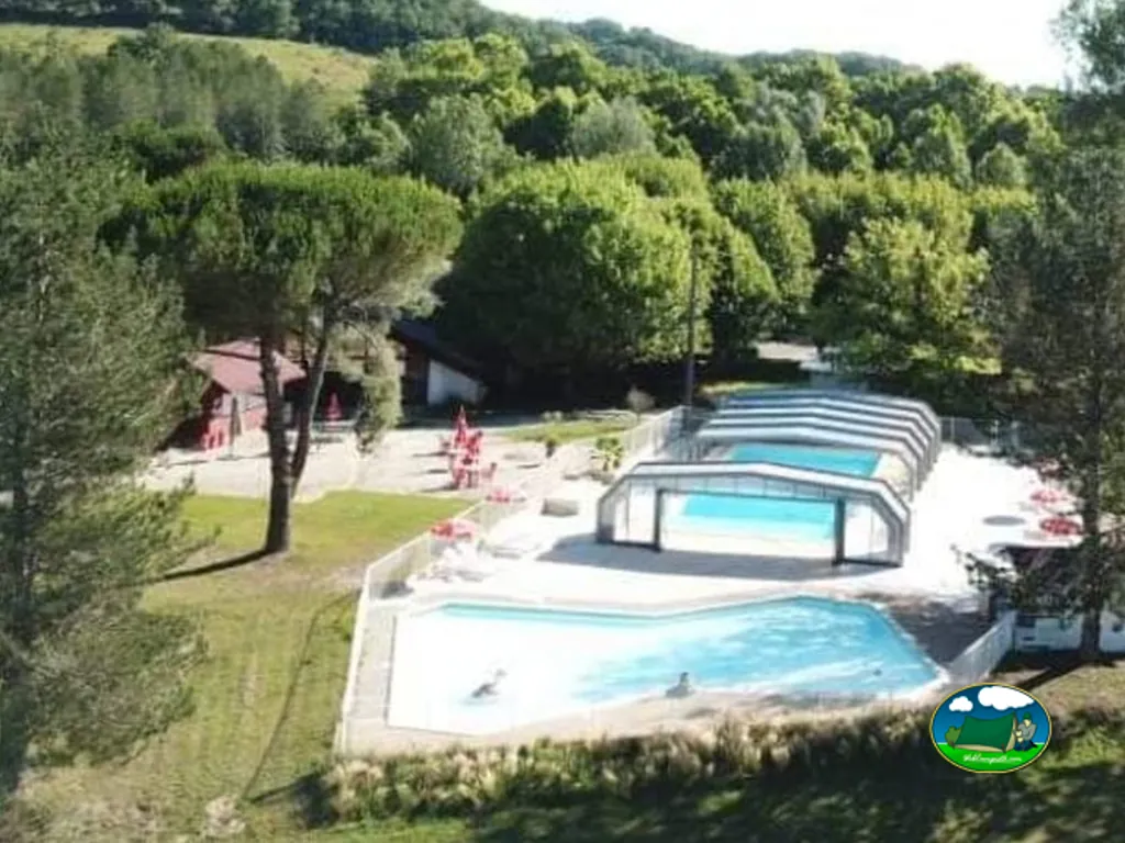Piscinas exteriores desenfocadas