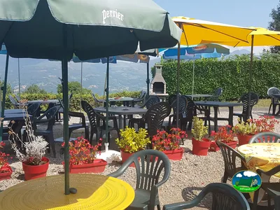 terraza con sombrillas
