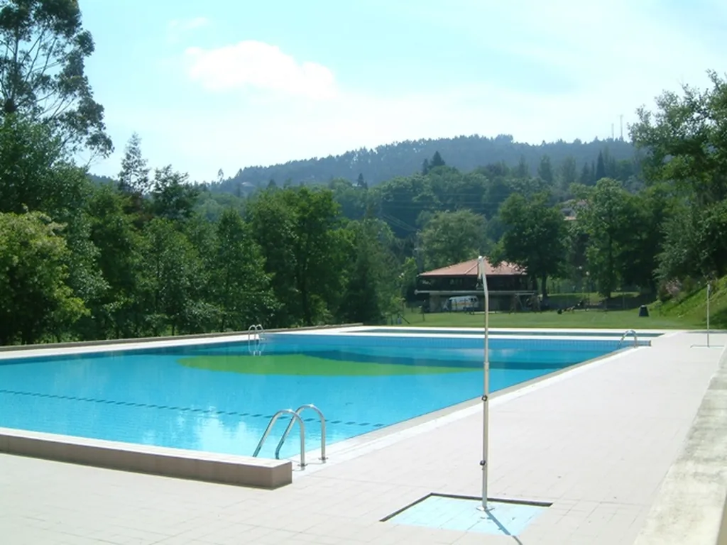 Piscina con vistas a la montaña del Camping Cabreira, Vieira do Minho (Braga)