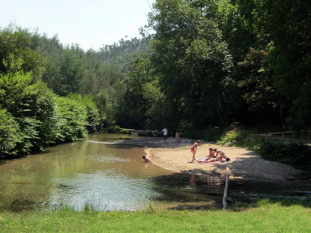 Río con playa natural y bosque, familias bañándose del Camping Cabreira, Vieira do Minho (Braga)