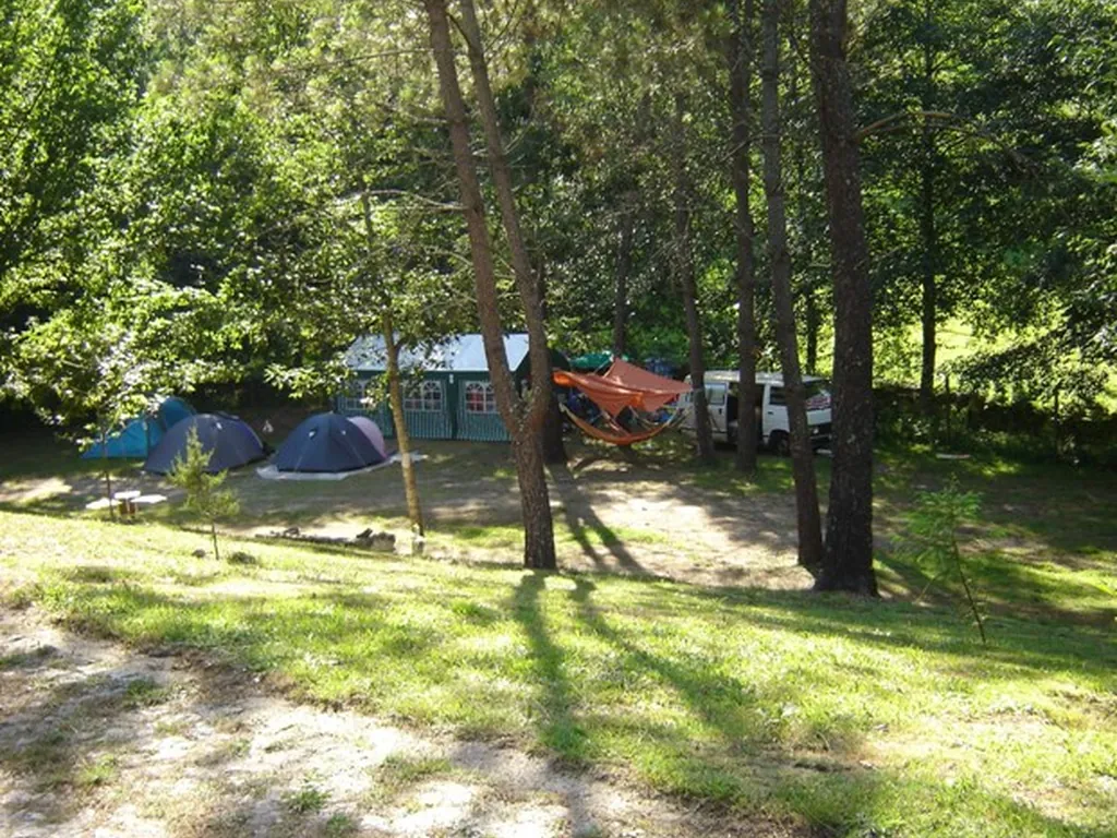 Parcela arbolada con tiendas de acampada y mobil-home del Camping Cabreira, Vieira do Minho (Braga)