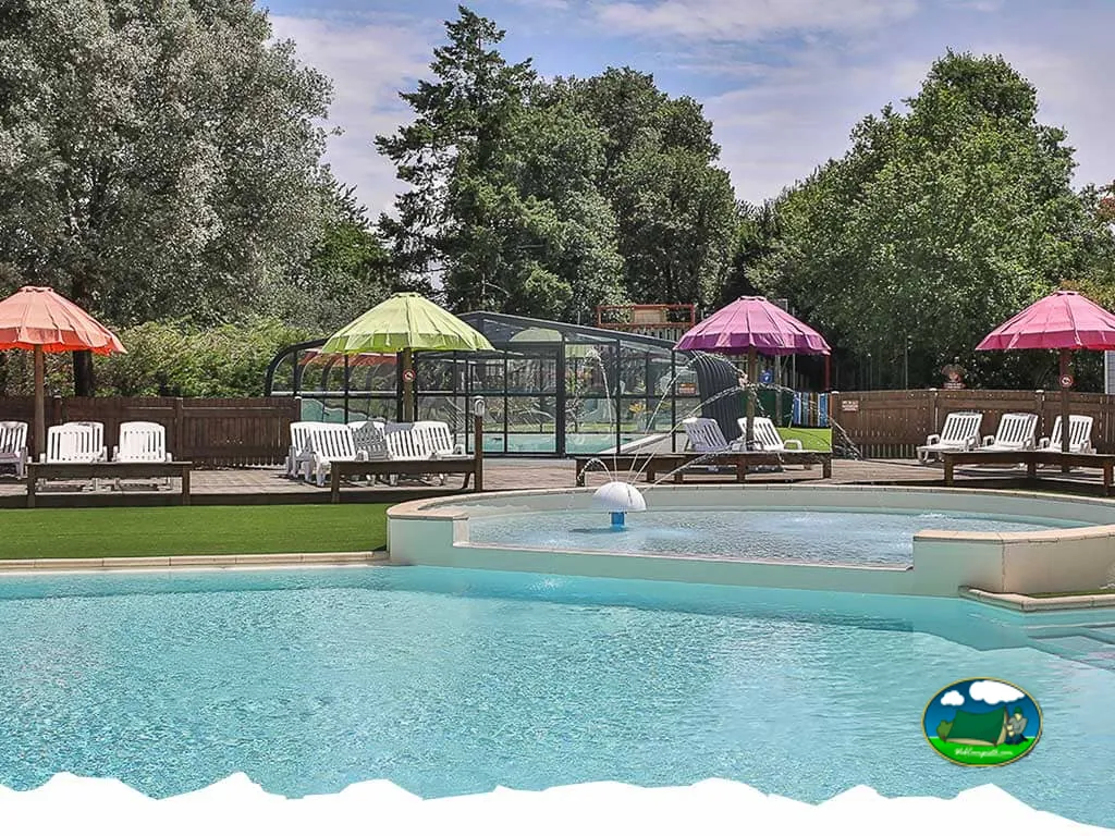 piscina con sombrillas de colores