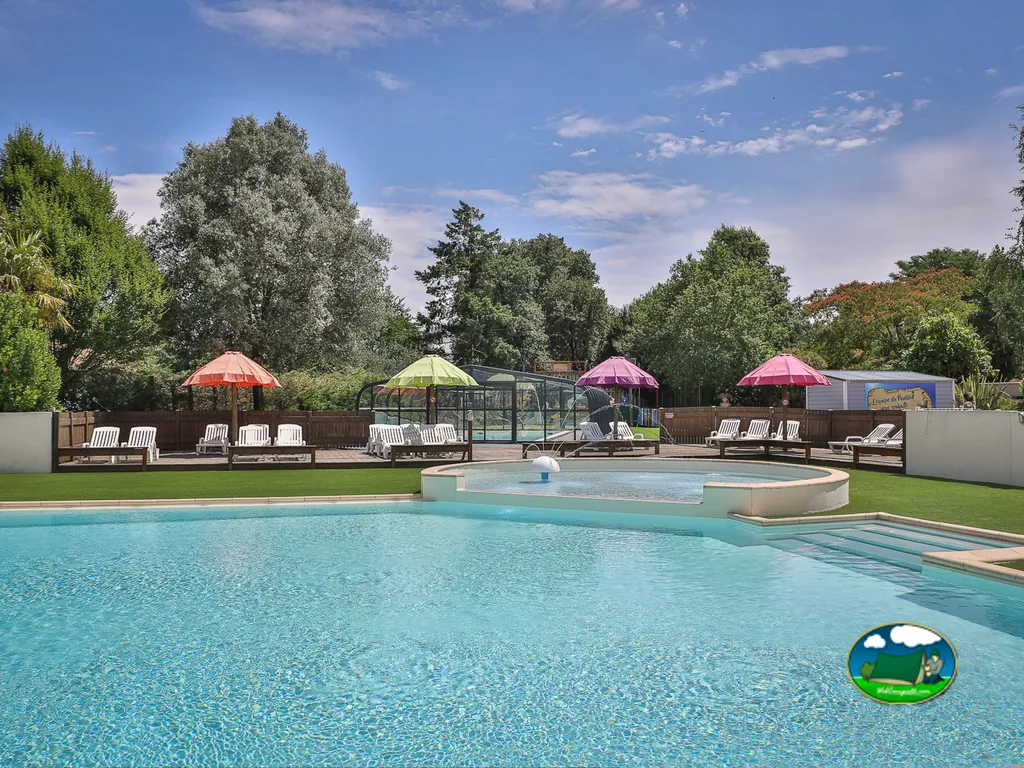 piscina con sombrillas de colores